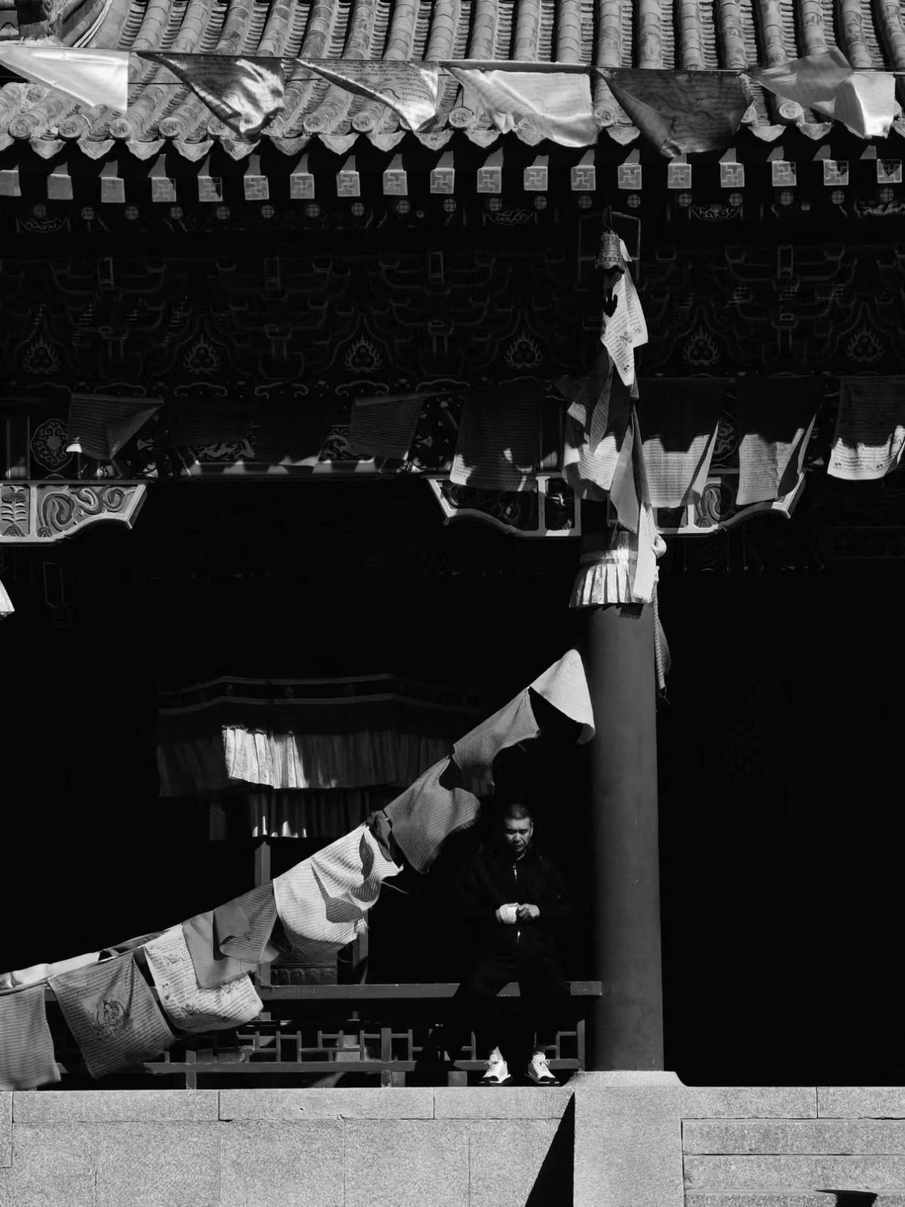 经幡下的寺院